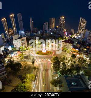 29. April 2023: Straßen im Stadtzentrum von Nha Trang, Vietnam am Abend Stockfoto