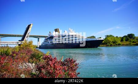 Le Bellot Luxury Cruise Liner durch die Liftbrücke am Welland Canal in Ontario, Kanada. Lake Ontario zur Lake Erie Passage. Stockfoto