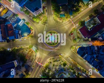 29. April 2023: Straßen im Stadtzentrum von Nha Trang, Vietnam am Abend Stockfoto