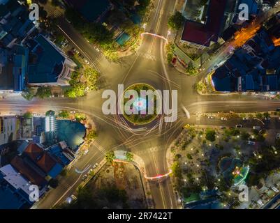 29. April 2023: Straßen im Stadtzentrum von Nha Trang, Vietnam am Abend Stockfoto