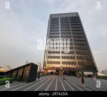 Außenansicht des Hochhauses mit Blick auf den Sonnenuntergang in Bangkok Thailand Stockfoto