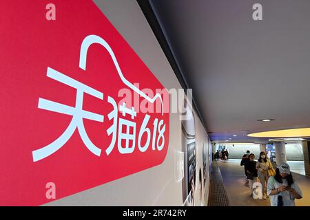 SHANGHAI, CHINA - 12. JUNI 2023 - eine Werbung für das Online-Shopping-Festival Tmall 618 ist in einem tiefer gelegenen Gang nahe dem People's Square auf der N zu sehen Stockfoto