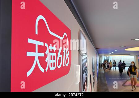 SHANGHAI, CHINA - 12. JUNI 2023 - eine Werbung für das Online-Shopping-Festival Tmall 618 ist in einem tiefer gelegenen Gang nahe dem People's Square auf der N zu sehen Stockfoto