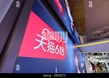 SHANGHAI, CHINA - 12. JUNI 2023 - eine Werbung für das Online-Shopping-Festival Tmall 618 ist in einem tiefer gelegenen Gang nahe dem People's Square auf der N zu sehen Stockfoto