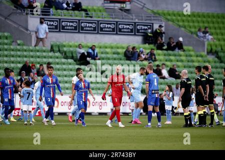 MELBOURNE, AUSTRALIEN - 18. FEBRUAR: Die Spieler betreten das Spielfeld während Des A-League-Fußballspiels zwischen dem Melbourne City FC und den Newcastle Jets im AAMI Park am 18. Februar 2022 in Melbourne, Australien. Stockfoto