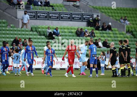 MELBOURNE, AUSTRALIEN - 18. FEBRUAR: Die Spieler betreten das Spielfeld während Des A-League-Fußballspiels zwischen dem Melbourne City FC und den Newcastle Jets im AAMI Park am 18. Februar 2022 in Melbourne, Australien. Stockfoto