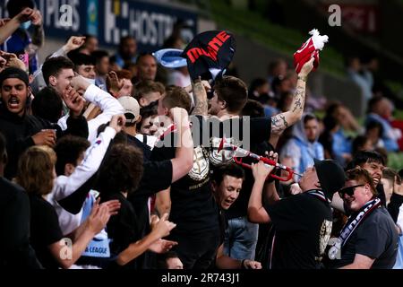 MELBOURNE, AUSTRALIEN - 18. FEBRUAR: Fans von Melbourne City jubeln am 18. Februar 2022 im AAMI Park in Melbourne, Australien, beim A-League-Fußballspiel zwischen dem Melbourne City FC und den Newcastle Jets an. Stockfoto