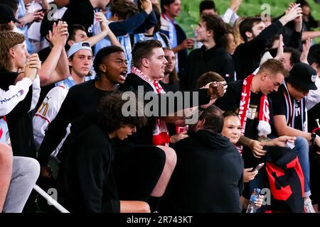 MELBOURNE, AUSTRALIEN - 18. FEBRUAR: Fans von Melbourne City jubeln am 18. Februar 2022 im AAMI Park in Melbourne, Australien, beim A-League-Fußballspiel zwischen dem Melbourne City FC und den Newcastle Jets an. Stockfoto