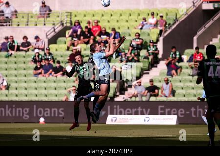 MELBOURNE, AUSTRALIEN - 23. FEBRUAR: Max Burgess vom FC Sydney leitet den Ball während des A-League-Fußballspiels zwischen Western United und dem FC Sydney am 23. Februar 2022 im AAMI Park in Melbourne, Australien. Stockfoto