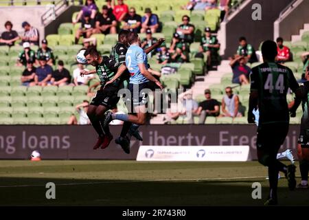 MELBOURNE, AUSTRALIEN - 23. FEBRUAR: Max Burgess vom FC Sydney leitet den Ball während des A-League-Fußballspiels zwischen Western United und dem FC Sydney am 23. Februar 2022 im AAMI Park in Melbourne, Australien. Stockfoto