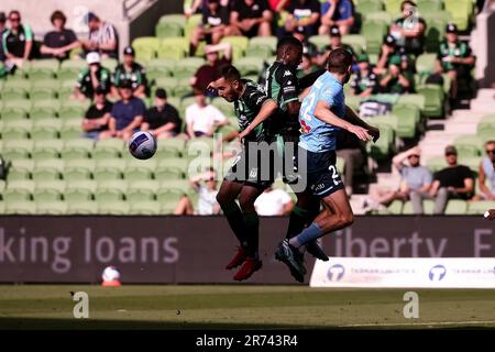 MELBOURNE, AUSTRALIEN - 23. FEBRUAR: Max Burgess vom FC Sydney leitet den Ball während des A-League-Fußballspiels zwischen Western United und dem FC Sydney am 23. Februar 2022 im AAMI Park in Melbourne, Australien. Stockfoto