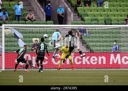 MELBOURNE, AUSTRALIEN - 23. FEBRUAR: Max Burgess vom FC Sydney versucht ein Tor zu erreichen, verpasst es jedoch beim A-League-Fußballspiel zwischen Western United und dem FC Sydney am 23. Februar 2022 im AAMI Park in Melbourne, Australien. Stockfoto