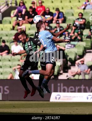 MELBOURNE, AUSTRALIEN - 23. FEBRUAR: Max Burgess vom FC Sydney leitet den Ball während des A-League-Fußballspiels zwischen Western United und dem FC Sydney am 23. Februar 2022 im AAMI Park in Melbourne, Australien. Stockfoto