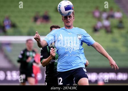 MELBOURNE, AUSTRALIEN - 23. FEBRUAR: Trent Buhagiar vom FC Sydney leitet den Ball beim A-League-Fußballspiel zwischen Western United und dem FC Sydney am 23. Februar 2022 im AAMI Park in Melbourne, Australien. Stockfoto