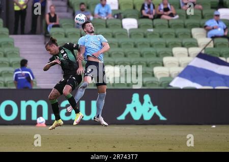 MELBOURNE, AUSTRALIEN - 23. FEBRUAR: James Donachie vom FC Sydney leitet den Ball während des A-League-Fußballspiels zwischen Western United und dem FC Sydney am 23. Februar 2022 im AAMI Park in Melbourne, Australien. Stockfoto