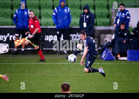 MELBOURNE, AUSTRALIEN - 29. APRIL: Marco Rojas von Melbourne Victory kickt den Ball während des A-League-Fußballspiels zwischen Melbourne Victory und Wellington Phoenix im AAMI Park am 29. April 2022 in Melbourne, Australien. Stockfoto