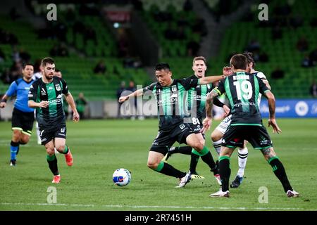 MELBOURNE, AUSTRALIEN - MAI 17: Tomoki Imai von Western United kontrolliert den Ball während des A-League Semi Final Fußballspiels zwischen Western United und Melbourne Victory im AAMI Park am 17. Mai 2022 in Melbourne, Australien. Stockfoto