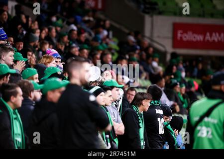 MELBOURNE, AUSTRALIEN – MAI 17: Fans von Western United jubeln am 17. Mai 2022 im AAMI Park in Melbourne, Australien, beim A-League-Halbfinale zwischen Western United und Melbourne Victory. Stockfoto