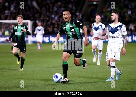 MELBOURNE, AUSTRALIEN - MAI 17: Tomoki Imai von Western United kontrolliert den Ball während des A-League Semi Final Fußballspiels zwischen Western United und Melbourne Victory im AAMI Park am 17. Mai 2022 in Melbourne, Australien. Stockfoto