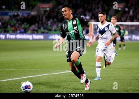 MELBOURNE, AUSTRALIEN - MAI 17: Tomoki Imai von Western United kontrolliert den Ball während des A-League Semi Final Fußballspiels zwischen Western United und Melbourne Victory im AAMI Park am 17. Mai 2022 in Melbourne, Australien. Stockfoto