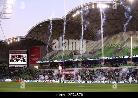 MELBOURNE, AUSTRALIEN - MAI 21: Feuerwerke werden während des A-League Semi Final Fußballspiels zwischen Melbourne Victory und Western United im AAMI Park am 21. Mai 2022 in Melbourne, Australien, gesehen. Stockfoto