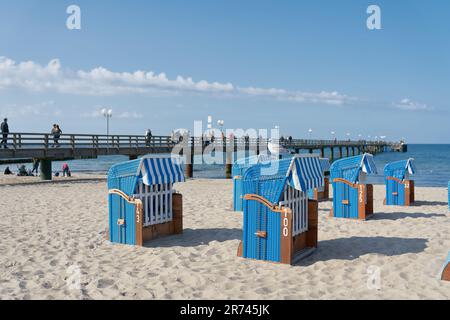 Liegestühle am Strand von Kühlungsborn an der deutschen Ostseeküste. Im Hintergrund der Pier. Stockfoto
