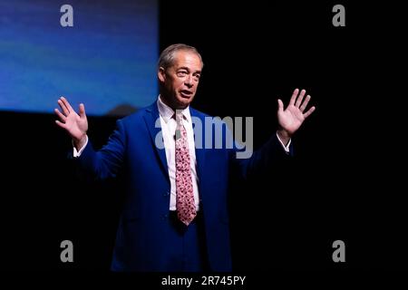 MELBOURNE, AUSTRALIEN - 26. SEPTEMBER: Nigel Farage dankt seinem Publikum, nachdem er am 26. September 2022 im Melbourne Convention and Exhibition Centre am Abend mit Nigel Farage gesprochen hat. Stockfoto