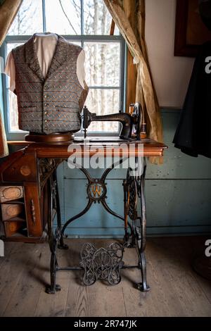 Rustikale alte Nähmaschine in einem alten Laden Stockfoto