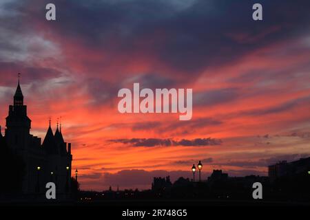 Scarlet Sunset von der Conciergerie, Paris Stockfoto