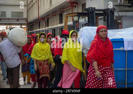 Arbeiterinnen eines vorgefertigten Kleidungsstücks betreten eine Fabrik in Fatullah in Narayanganj, Bangladesch. Stockfoto