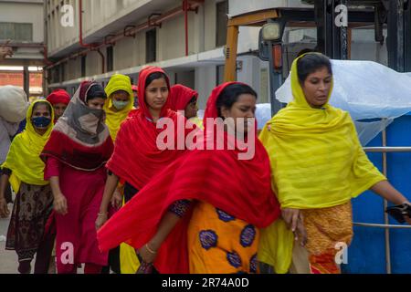 Arbeiterinnen eines vorgefertigten Kleidungsstücks betreten eine Fabrik in Fatullah in Narayanganj, Bangladesch. Stockfoto