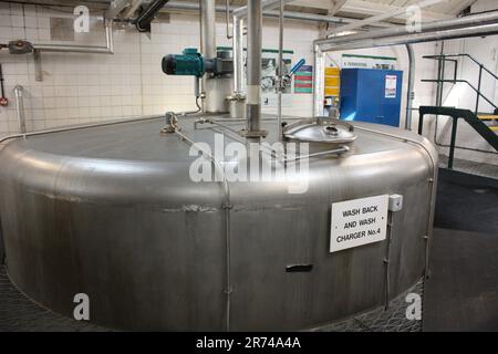 Der Edelstahlspülstoff in der Laphroaig-Destillerie auf der Isle of Islay Stockfoto