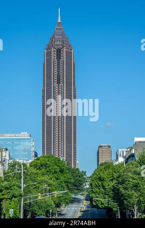 Hochhäuser auf der Bank of America Plaza und dem Emory Winship Cancer Institute am Emory University Hospital Midtown in Atlanta, Georgia. (USA) Stockfoto