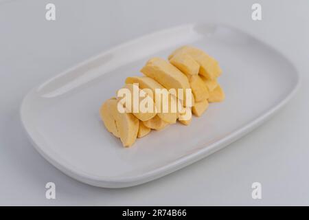 Gesunde gefriergetrocknete Früchte. Gefriergetrocknete Mango auf dem Tisch, Nahaufnahme. Stockfoto