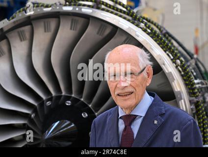 Blankenfelde Mahlow, Deutschland. 09. Juni 2023. Günter Kappler, Wissenschaftler für Luft- und Raumfahrttechnik, steht in der Produktionshalle anlässlich des 30-jährigen Bestehens von Rolls Royce am Standort Dahlewitz. Kredit: Jens Kalaene/dpa/Alamy Live News Stockfoto