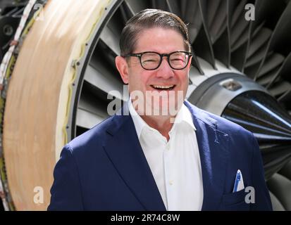 Blankenfelde Mahlow, Deutschland. 09. Juni 2023. Eric Martel, CEO Bombardier, steht in der Produktionshalle anlässlich des Jubiläums von '30 Jahre Rolls Royce am Standort Dahlewitz'. Kredit: Jens Kalaene/dpa/Alamy Live News Stockfoto