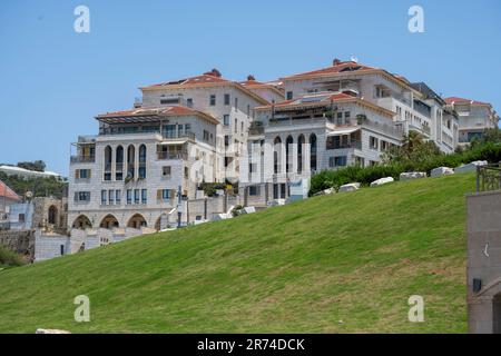 Modernes Gehäuse Projekt mit Blick auf den Hafen von Jaffa, Israel Stockfoto