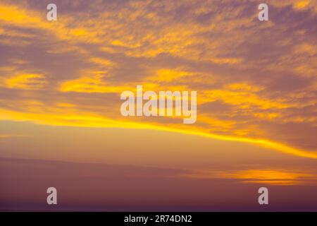 Dramatischer Sonnenuntergang am Himmel für Hintergrundbilder, Hintergrundbilder, Hintergründe oder was auch immer Stockfoto