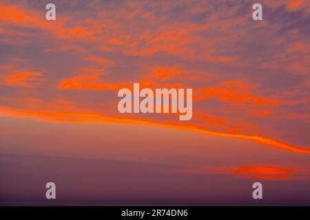 Dramatischer Sonnenuntergang am Himmel für Hintergrundbilder, Hintergrundbilder, Hintergründe oder was auch immer Stockfoto