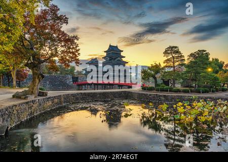 Mtsumoto Nagano Japan, Skyline der Stadt bei Sonnenaufgang im Schloss Mtsumoto mit Herbstlaub Stockfoto