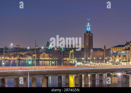 Stockholm Schweden, nächtliche Skyline am Stockholmer Rathaus und Gamla Stan Stockfoto