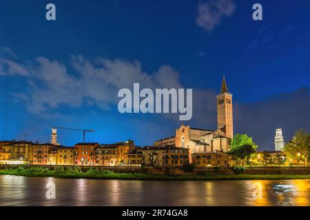 Verona Italien, nächtliche Skyline der Stadt am Etsch und der Basilica di Santa Anastasia Stockfoto