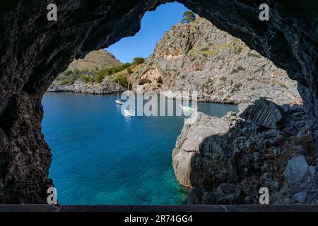 Kreuzfahrtschiffe liegen in der Bucht vor, Sa Calobra, Escorca, Paraje Natural de la Serra de Tramuntana, Balearen, Mallorca Spanien. Reisebüro-Urlaub Stockfoto