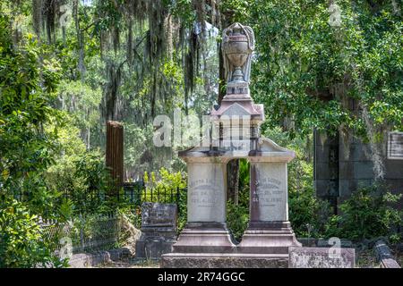 Historisches Bonaventure Cemetery Memorial inmitten von südlichen Eichen und spanischem Moos in Savannah, Georgia. (USA) Stockfoto