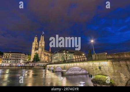 Züricher Schweiz, nächtliche Skyline der Stadt an der Grossmunster Kirche und Münsterbrücke Stockfoto