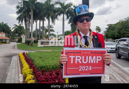 12. Juni 2023, Doral, Florida, USA: Englischer Actor GREGG DONOVAN, 64, mit Pro-Trump-Schildern, auf denen TRUMP 2024, der inoffizielle ehemalige „Botschafter von Hollywood, Kalifornien“ steht, steht vor dem Trump National Doral Golf Course. Donovan, ein großer Trump-Unterstützer, war gerade in Miami angekommen, um gegen die Anklage der ehemaligen USA zu protestieren Präsident Trump. Gregg war überrascht, dass es keine Demonstranten gab. Um dem noch andauernden „Pretty Woman“-Film entgegenzuwirken, in dem die Händler von Beverly Hills als hochnäsig und unhöflich dargestellt werden, und um die Käufer zurück in die nobelsten Geschäfte der Nation zu locken und einen wirtschaftlichen Abschwung zu beenden Stockfoto