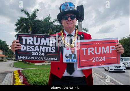 12. Juni 2023, Doral, Florida, USA: Englischer Actor GREGG DONOVAN, 64, mit Pro-Trump-Schildern, auf denen TRUMP 2024, der inoffizielle ehemalige „Botschafter von Hollywood, Kalifornien“ steht, steht vor dem Trump National Doral Golf Course. Donovan, ein großer Trump-Unterstützer, war gerade in Miami angekommen, um gegen die Anklage der ehemaligen USA zu protestieren Präsident Trump. Gregg war überrascht, dass es keine Demonstranten gab. Gegen den noch andauernden „Pretty Woman“-Film, in dem Händler in Beverly Hills als hochnäsig und unhöflich dargestellt werden, und um Käufer zurück in die nobelsten Geschäfte der Nation zu locken und einen Wirtschaftsabschwung zu beenden Stockfoto