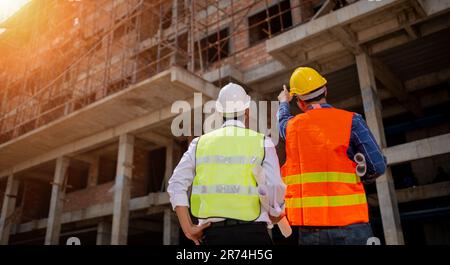 Team-Bauingenieur, der auf der Baustelle tätig ist, und Management auf der Baustelle. Stockfoto