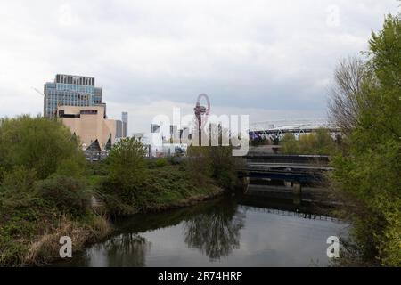 West Ham United's London Stadium und die Skulptur ArcelorMittal Orbit, die von der Waterden Road, Stratford, East London, über den Fluss Lea gesehen wird. Stockfoto