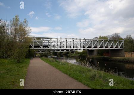 Eine Brücke über den Fluss Lea, die Teil des Straßenwegs in der Nähe des Velodroms am Queen Elizabeth Olympic Park in Stratford im Osten Londons ist. Stockfoto